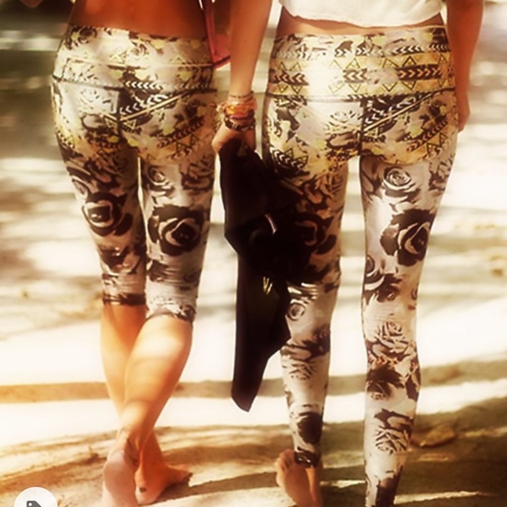 Teeki Desert Rose Hot Pants Leggings Small EUC